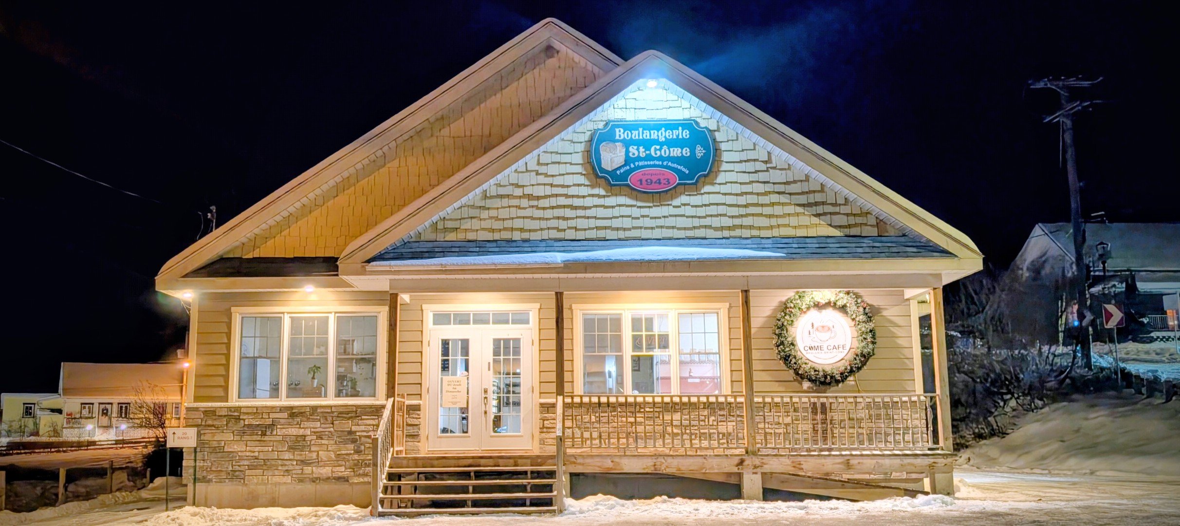 La boulangerie le soir, rue Principale